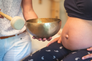 schwangere frau bei klangschalen massage
